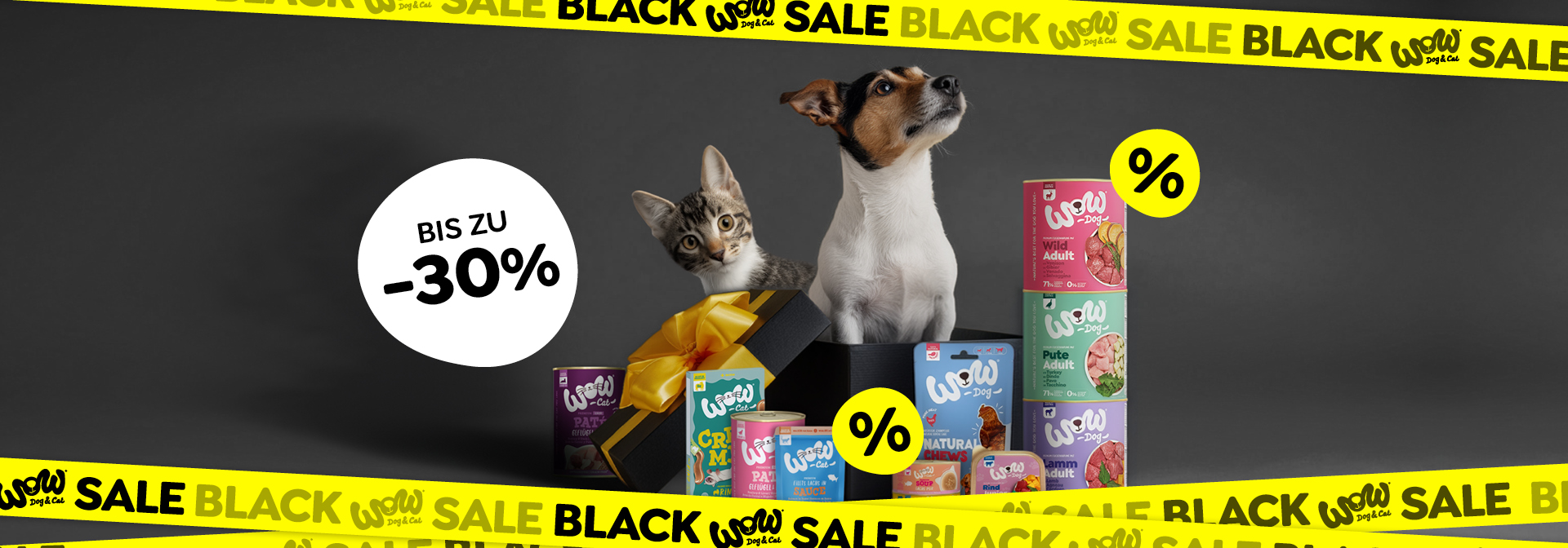 Hund und Katze sitzen hinter Hunde und Katzenfutter von wow