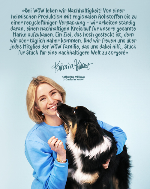 Katharina Miklauz mit einem Hund auf dem Arm