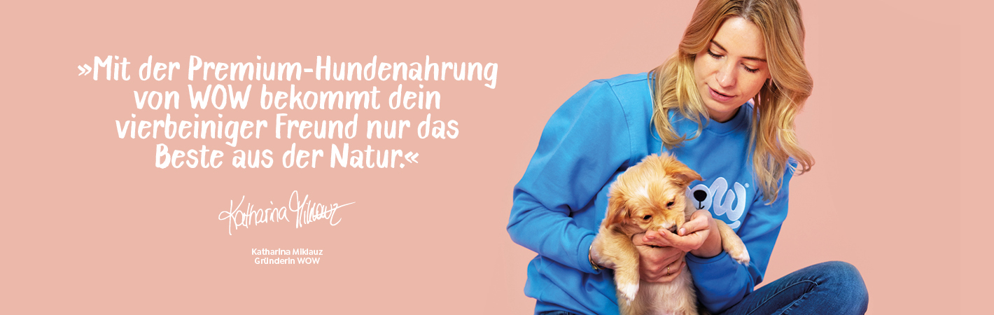 Ein Banner auf dem Katharina Miklauz mit einem Welpen abgebildet ist und auf dem folgendes Statement steht: Mit der Premium-Hundenahrung von WOW bekommt dein vierbeiniger Freund nur das Beste aus der Natur.