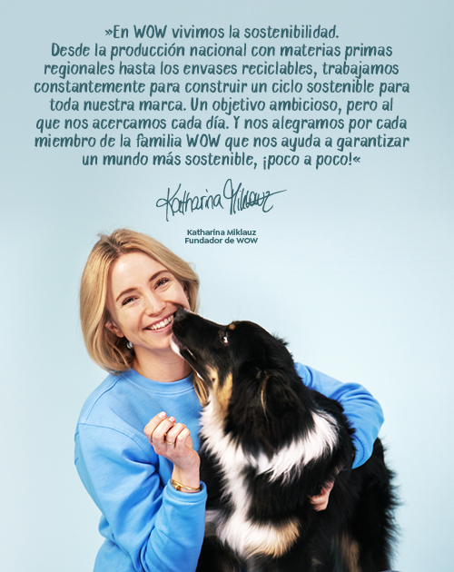 Katharina Miklauz con un perro del brazo