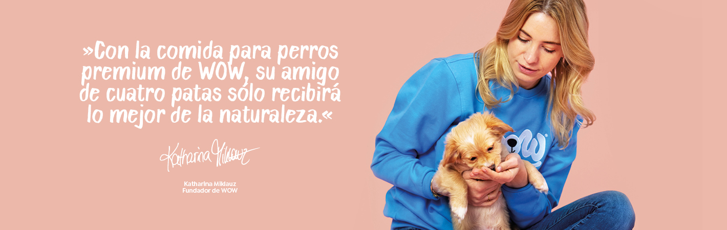 Una pancarta en la que aparece Katharina Miklauz con un cachorro y la siguiente frase: "Con la comida para perros premium de WOW, su amigo de cuatro patas sólo recibe lo mejor de la naturaleza.