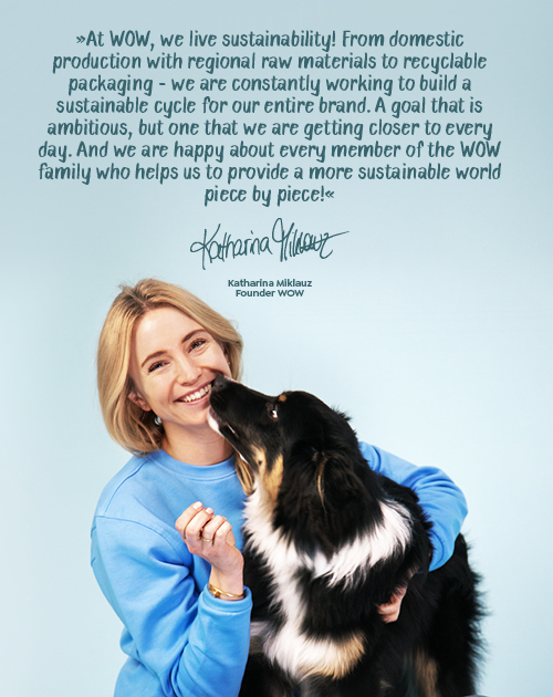 Katharina Miklauz avec un chien dans les bras