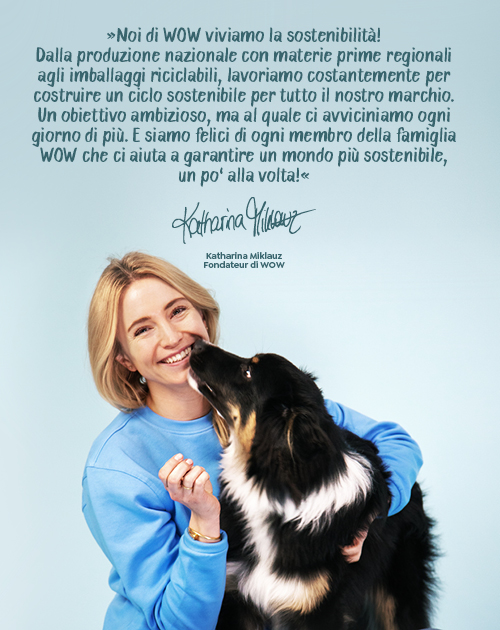 Katharina Miklauz con un cane al braccio