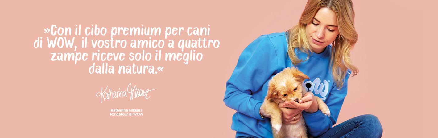 Uno striscione che mostra Katharina Miklauz con un cucciolo e la seguente dichiarazione: "Con il cibo per cani premium di WOW, il vostro amico a quattro zampe riceve solo il meglio dalla natura".